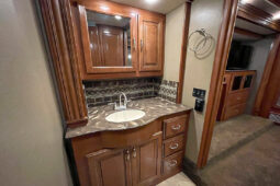 2015 Fleetwood Discovery 37R full