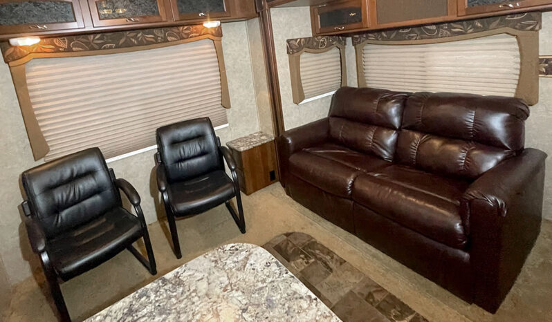 2015 Prime Time Avenger 27RLS full